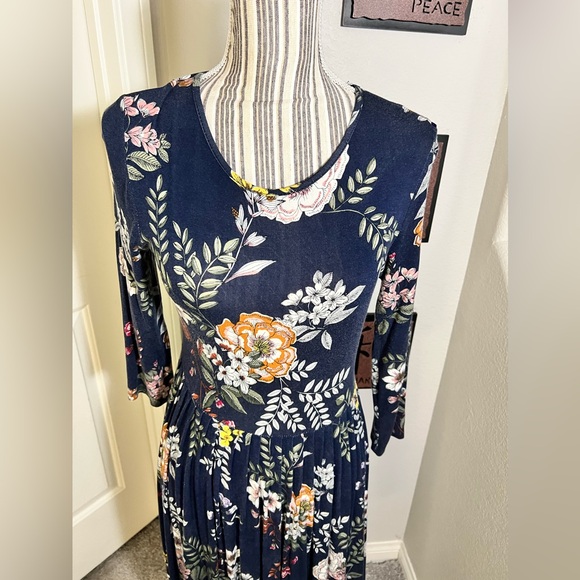 Mimi & Daphne Blue Floral 3/4 Sleeve Pleated Fit & Flare maxi dress size M - Picture 7 of 9